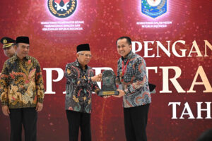 Paten Kali Patoni Ini, Tak Sampai Tiga Bulan Jadi PJ Gubsu Langsung Terima Award