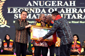 Pj Gubsu Agus Fatoni Beri Penghargaan kepada Para Legenda Olahraga Sumut