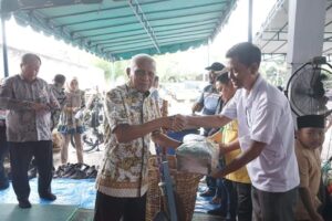 Bupati Asahan Serahkan Pakaian dan Perlengkapan Kerja Petugas Kebersihan