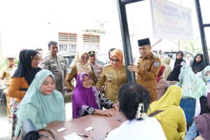 Plt Bupati Labuhanbatu dan Baznas Salurkan Zakat di Bilah Hilir