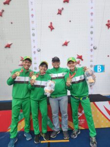 Mahasiswa FIK Unimed Raih Medali Emas di PON XXI Panjat Tebing Speed Relay Putra