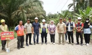 Plt Bupati Labuhanbatu Tinjau Proyek Jalan di Desa Tebinglinggahara Baru