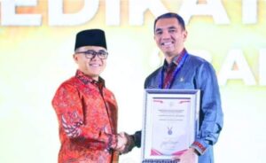 Pjs Bupati Labuhanbatu Terima Penghargaan SAKIP Award dari Menteri PANRB