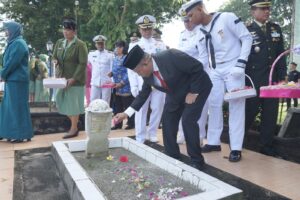 HUT Ke-79 TNI, Pjs Bupati Asahan Tabur Bunga di Makam Pahlawan Kisaran