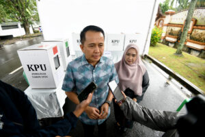 Pj Gubsu Agus Fatoni dan Istri Gunakan Hak Pilih di TPS 01 Kampung Anggrung