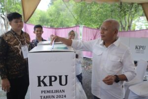 Bupati Asahan dan Istri Kompak Nyoblos di TPS 3 Kelurahan Mekar Baru
