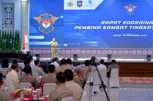 Pj Gubsu Agus Fatoni Terima Penghargaan dari Pembina Samsat Nasional