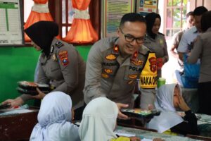 Polres Asahan Beri Makan Siang Gratis Pelajar SD Negeri Sendangsari