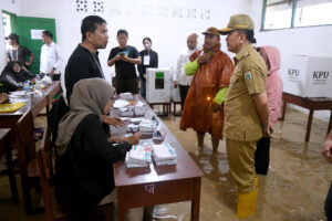 Pj Gubsu Agus Fatoni dan Forkopimda Tinjau TPS dan Banjir