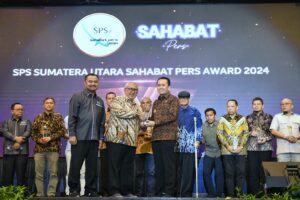 Pj Gubsu Agus Fatoni Terima Anugerah Sahabat Pers Award dari SPS Sumut