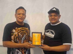 Hendra Sitepu Terima Penghargaan dari Askab PSSI Labuhanbatu