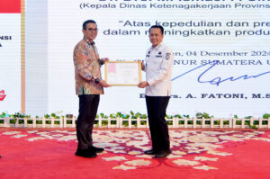 Pj Gubsu Agus Fatoni Terima Penghargaan Pembina Produktivitas dari Kemenaker