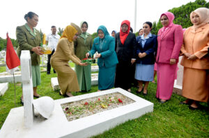 Sambut Hari Ibu, Pj Ketua TP PKK Sumut Ziarah ke TMP Bukit Barisan