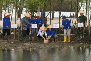Peringati Hari Menanam Pohon, Pj Gubsu  Fatoni Tanam Pohon Mangrove yang Diberkati Paus Fransiskus 