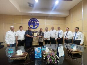 Kompatir Berikan Penghargaan Kepada Dewas Perumda Tirtanadi