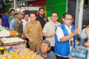 Pastikan Ketersedian Bahan Pokok Natal dan Tahun Baru, Pj Gubsu Bersama Mendag Sidak ke Pasar Sukaramai 