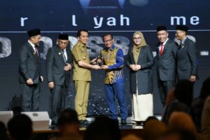 Pj Gubsu Agus Fatoni Terima Penghargaan Komisi Informasi Sumut Award Tahun 2024