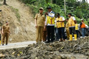 Pj Gubsu Tinjau Lokasi Longsor Sibolangit, Minta Masyarakat Tetap Waspada
