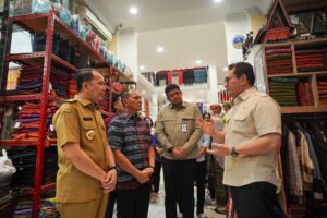 Bobby Nasution dan Gubsu Dampingi Mendag Tinjau Galeri Ulos Sianipar