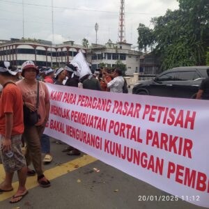 Tolak Pemasangan Portal Berbayar, Ratusan Pedagang Pasar Petisah Gelar Aksi di Depan Balaikota Medan 