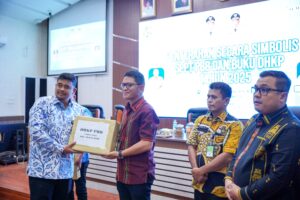 Bobby Nasution Serahkan SPPT PBB & DHKP 2025 Lebih Awal