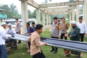 Polres Labuhanbatu Bantu Material Bangunan Yayasan Miftahul Khoir Al Marbawy