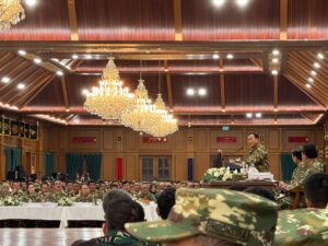 Dipimpin Presiden Prabowo, Rico Waas-Zakiyuddin Ikuti Upacara Parade Senja Penurunan Bendera Merah Putih