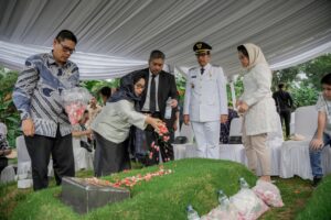 Resmi Dilantik Jadi Walikota Medan, Rico Waas Ziarah Makam Sang Ayah
