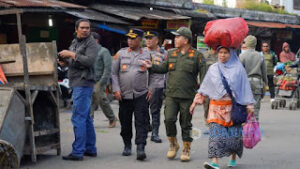 Pemkab Karo Tertibkan Pedagang Pusat Pasar Berastagi