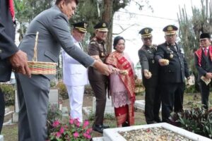 Sambut HUT ke-79 Pemkab Karo, Forkopimda Tabur Bunga di Makam Pahlawan