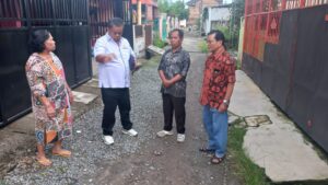 Usai Kebaktian Gereja, Binsar Simarmata Terima Keluhan Warga Gang Horas Soal Kepling Terklait Jalan Rusak