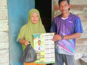 Jelang Lebaran, Penry Nababan Door to Door Bagikan Ratusan Paket Sembako