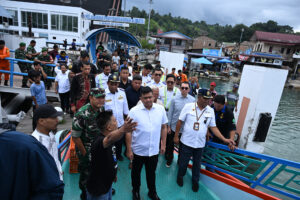 Jelang Libur Lebaran, Gubsu Bobby Nasution Periksa Kesiapan Kapal Penumpang di Danau Toba