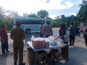 Gandeng Kelurahan Sei Binti, Polsek Sagulung Bagikan Ratusan Paket Takjil