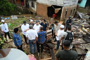 Gubsu Bobby Nasution Janji Bantu Perbaiki Rumah Korban Banjir di Padangsidimpuan