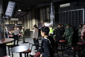 Petugas Gabungan Razia Tempat Hiburan Malam dan Penginapan di Rantauprapat