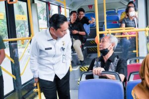 Dukung Program One Day No Car, Rico Waas Pergi Kerja Naik Bus Listrik