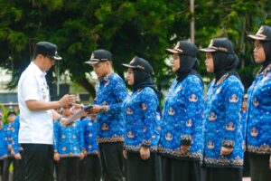 Rico Waas Serahkan 529 SK Pengangkatan CPNS Pemko Medan