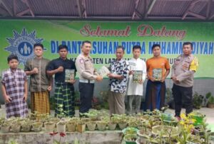 Motivasi Anak-anak Panti, Kapolres Labuhanbatu Berikan Buku Bimbingan Masuk TNI/Polri
