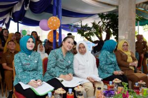 Airin Rico Waas Dampingi Titiek Sugiharti Surya Kunjungi Posyandu Mawar Ganda dan Bunga Asoka I