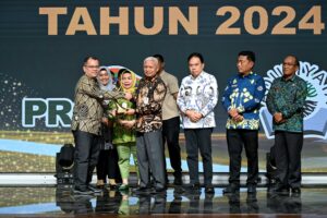 Wagubsu Surya Serahkan Penghargaan Lingkungan Hidup 2024