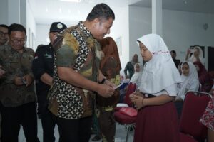 Wabup Asahan Serahkan Kartu BPJS Gratis dan KIP