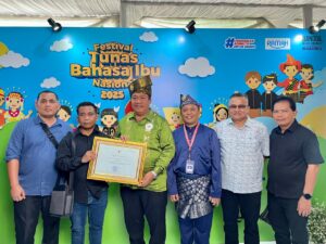 Bupati Asahan Terima Penghargaan dari Kemendikdasmen