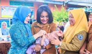 Ketua TP PKK dan Dinas Kesehatan Labuhanbatu Imunisasi Anak-anak di Sidorejo