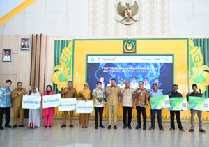 Gubsu Bobby Nasution Serahkan 1.600 Asuransi Nelayan di Langkat