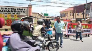 Jumat Berkah, Satresnarkoba Polres Labuhanbatu Bagikan Nasi Kotak ke Abang Becak