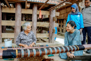 Kahiyang Ayu Terkesima dengan Proses Pembuatan Ulos