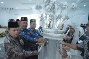 Bupati Asahan ‘Upa-upa’ 50 Anggota Korpri Calon Haji