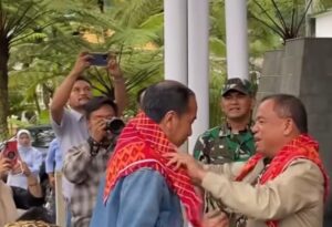 Bupati Karo Dampingi Mantan Presiden Jokowi Kunjungi Petani Jeruk di Liang Melas Datas