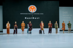 Kahiyang Ayu Kenalkan Warisan Budaya Sumut di Indonesia Fashion Week 2025